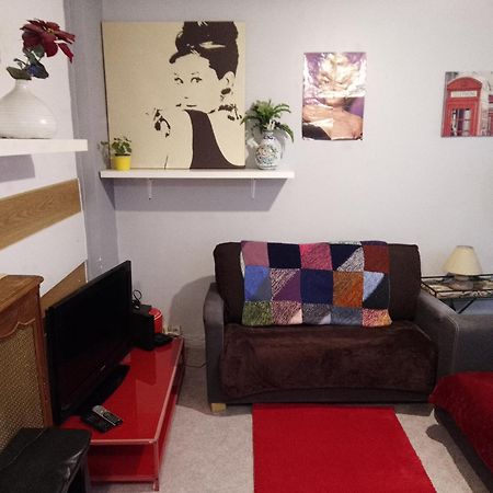 Guesthouse Familial Pour 2,3,4 Personnes De 44M2- Accessible Handic -Rez De Chaussee-Vues Sur Rue Et Patio Prive - Sejour, Chambre Separee-Cuisine,Salle De Bain,Lit Double Et Canape-Lit 2Pers-Entree De La Rue Berzelius-5 Minutes Du Metro Brochant-Lig Paryż Zewnętrze zdjęcie