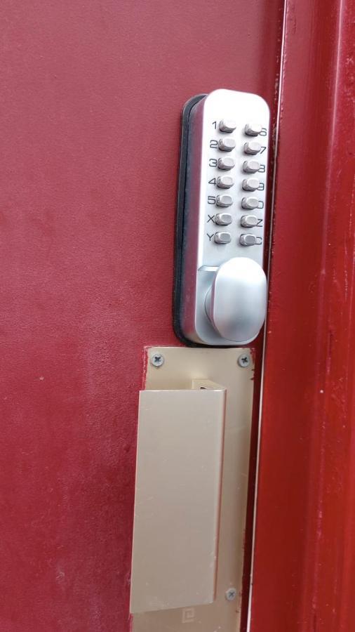 Guesthouse Familial Pour 2,3,4 Personnes De 44M2- Accessible Handic -Rez De Chaussee-Vues Sur Rue Et Patio Prive - Sejour, Chambre Separee-Cuisine,Salle De Bain,Lit Double Et Canape-Lit 2Pers-Entree De La Rue Berzelius-5 Minutes Du Metro Brochant-Lig Paryż Zewnętrze zdjęcie